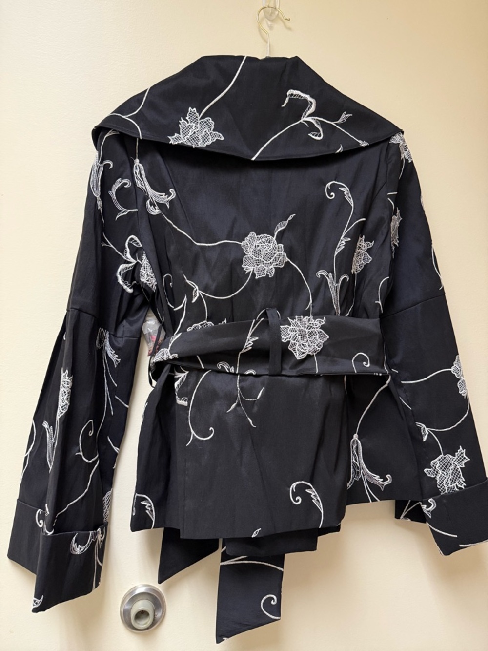 💥 NwT: Samuel Dong Black Floral Belted Jacket with White Embroidery⭐️ - Picture 2 of 12
